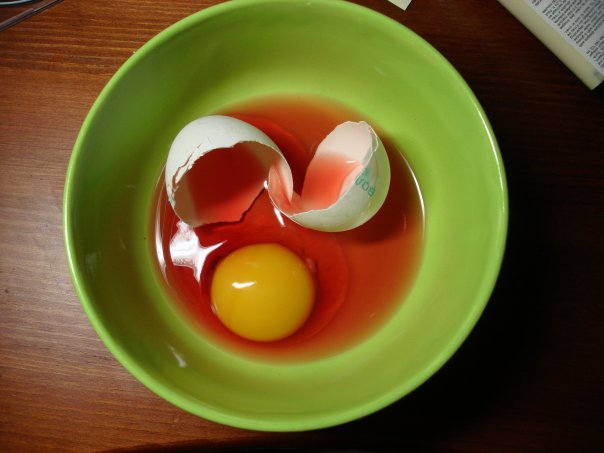 Приметы для мужчин и женщины, которые обнаружили в курином яйце два желтка